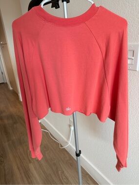 ALO Yoga Coral Cropped Crewneck Sweatshirt